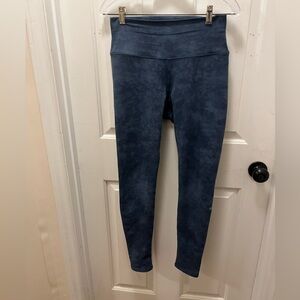 🧘🏽‍♀️VGUC Alo Yoga High Waist Airbrush Legging in Denim Acid Wash - Sz Medium